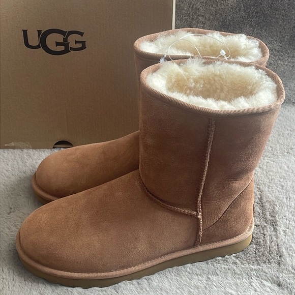 UGG - Women’s Classic Short ll / Winter Boots - Picture 7 of 7